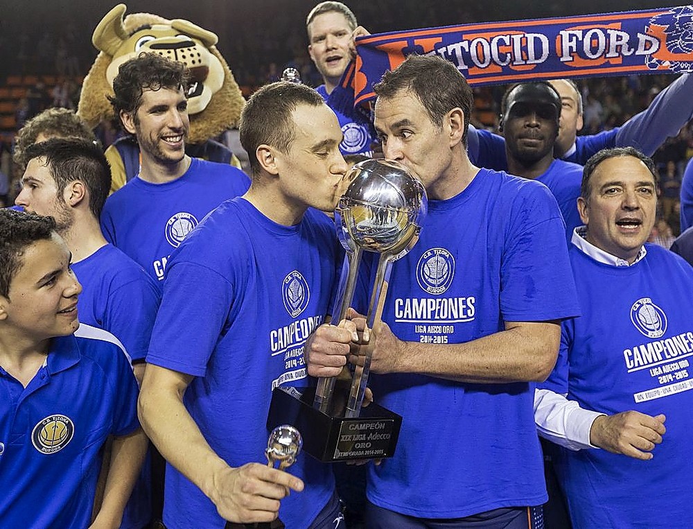 Anton Maresch (i.) y Jorge García besan el trofeo de campeones de LEB Oro que les abría la puerta a ACB en 2015.
