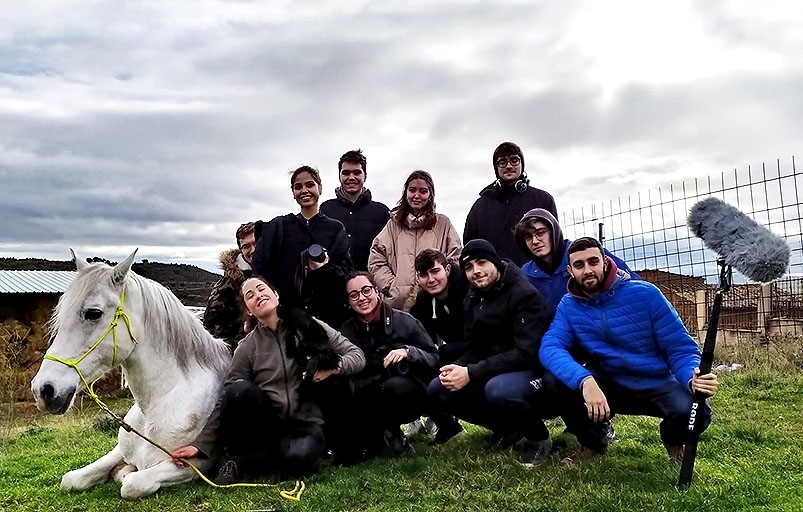 Foto de familia del equipo de rodaje de 'Flores de mármol y caballos morados'. 