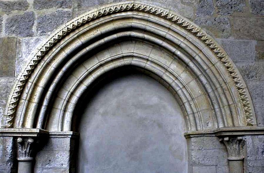 Esta puerta comunicaba el claustro de la catedral románica con el palacio episcopal.