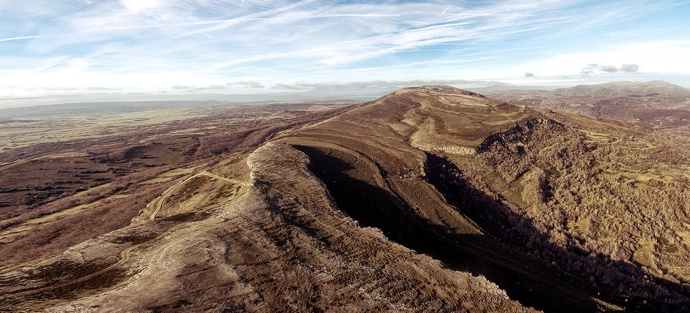 El cerro y el posible campamento de la Maza, en Pedrosa de Valdeporres, fue el primero excavado por el equipo de Eduardo Peralta entre 2000 y 2003. 