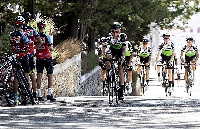 Algunos aficionados se acercaron a ver a los ciclistas