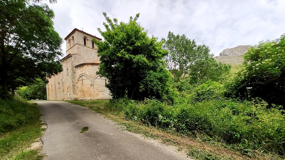 El camino agrario da a parar a la ermita de Nuestra Señora del Valle de Monasterio, una atracción turística de la localidad.