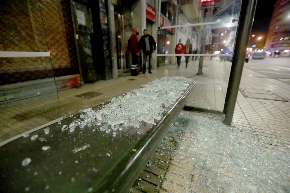 Disturbios en el barrio de Gamonal tras finalizar la concentración en contra de las restricciones para frenar la covid-19.  / TOMÁS ALONSO (ICAL)