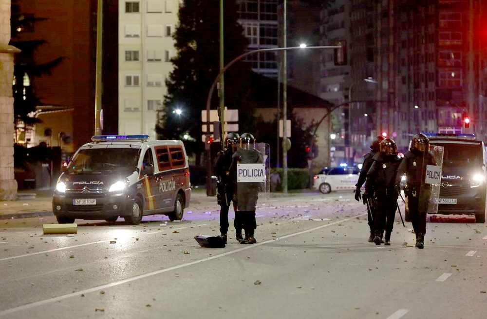 Disturbios en el barrio de Gamonal tras finalizar la concentración en contra de las restricciones para frenar la covid-19.  / TOMÁS ALONSO (ICAL)