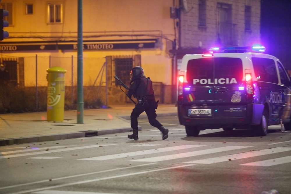 Disturbios en Gamonal tras la protesta por las restricciones para frenar la pandemia.  / ALBERTO RODRIGO