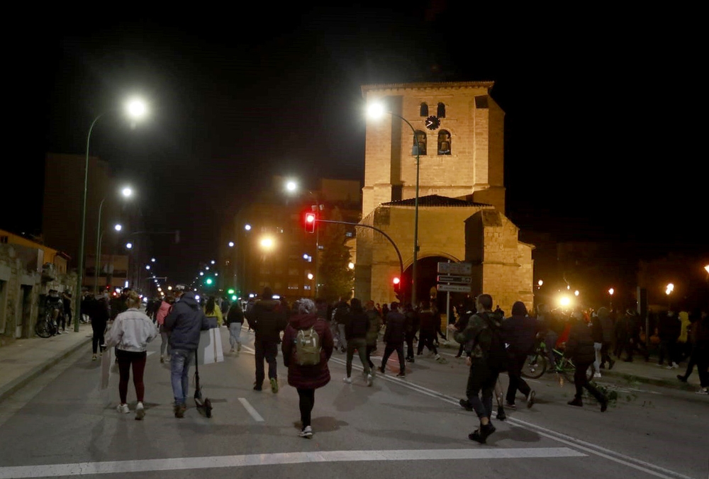 Disturbios en el barrio de Gamonal tras finalizar la concentración en contra de las restricciones para frenar la covid-19.  / TOMÁS ALONSO (ICAL)