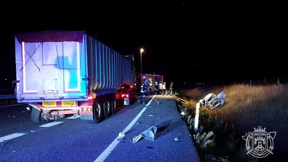 Los Bomberos de Burgos tuvieron que intervenir para rescatar al conductor del turismo tras chocar contra un camión. 