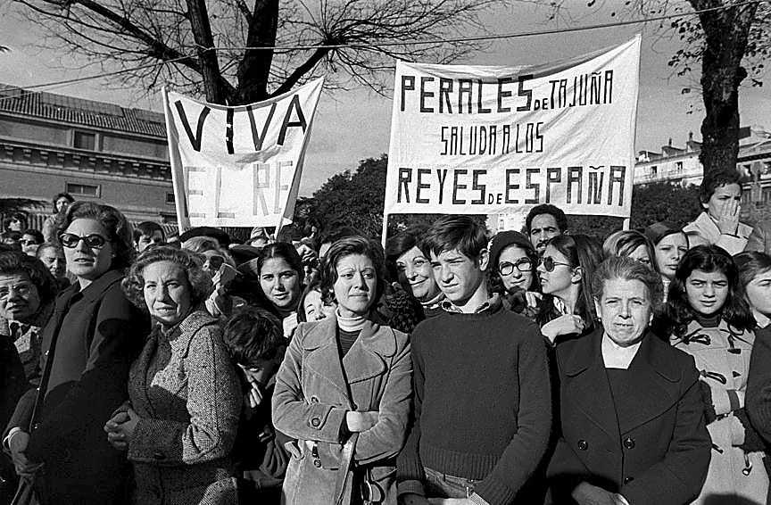 Miles de españoles toman Madrid para aclamar a su recién estrenado Monarca. 