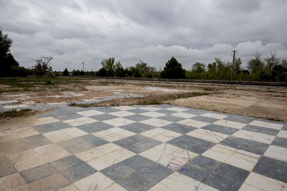 Restos de un suelo ajedrezado que perteneció a la estación de Fontioso-Cilleruelo.  / PATRICIA