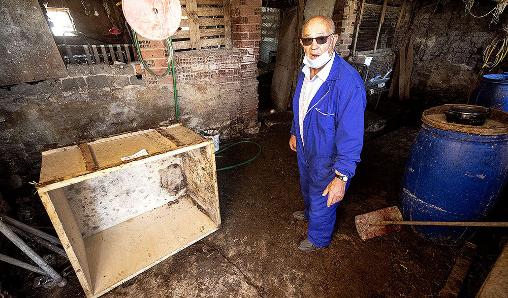 Otro habitante de Villagonzalo Arenas aún trabajaba el lunes en reparar los efectos del aguacero.