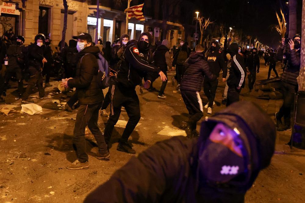 Tercera noche de protestas en las calles españolas por Hasél