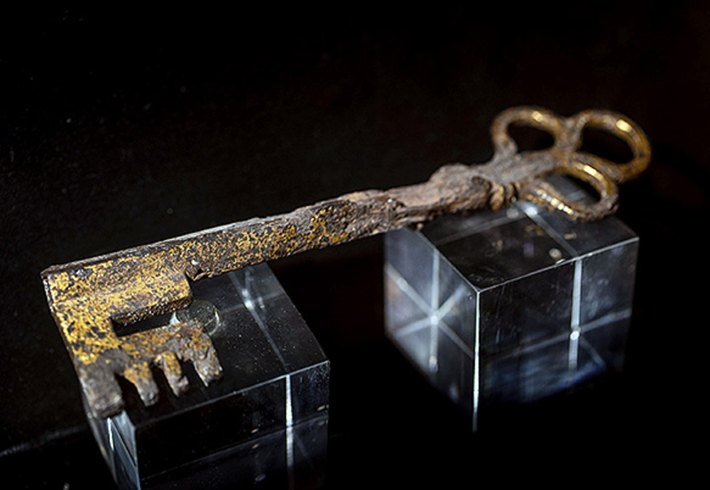 Legendaria llave del Castillo, supuestamente medieval, que se conserva en una vitrina en el Arco de Santa María. 