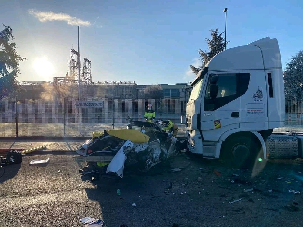 La cabina del camión estaba estacionada junto al perímetro de la fábrica. 