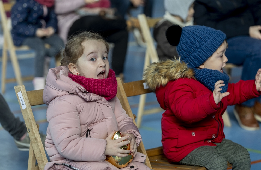 Zoe y Leo (4 y 3 años): «Les he pedido -habla Zoe- una máquina para curar los virus de los Bellies y uno de estos bebés con trenzas rosas. Y mi hermano quiere dinosaurios».   / PATRICIA