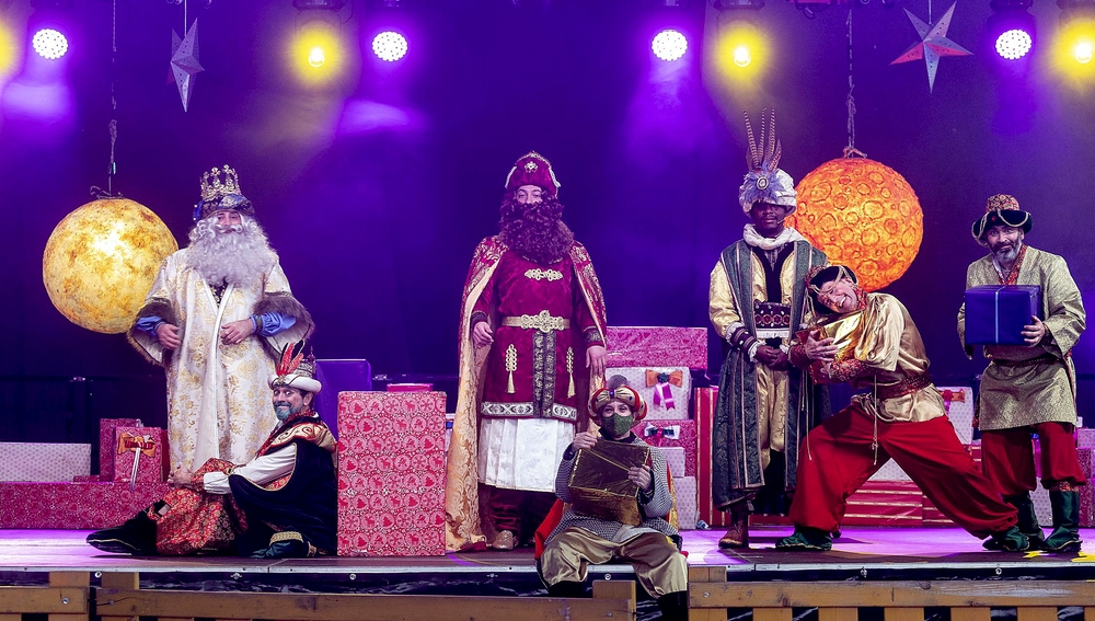 Los Reyes Magos y sus pajes mantienen un encuentro de diez-quince minutos con cada grupo.    / PATRICIA