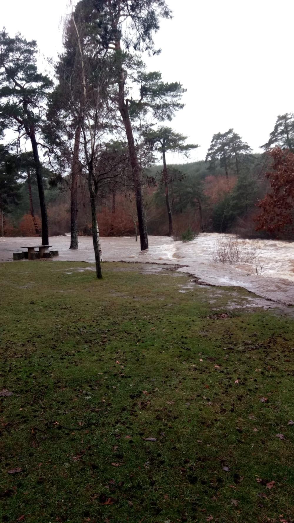 El río fuera de su cauce a su paso por Quintanar de la Sierra.   / Diario de Burgos