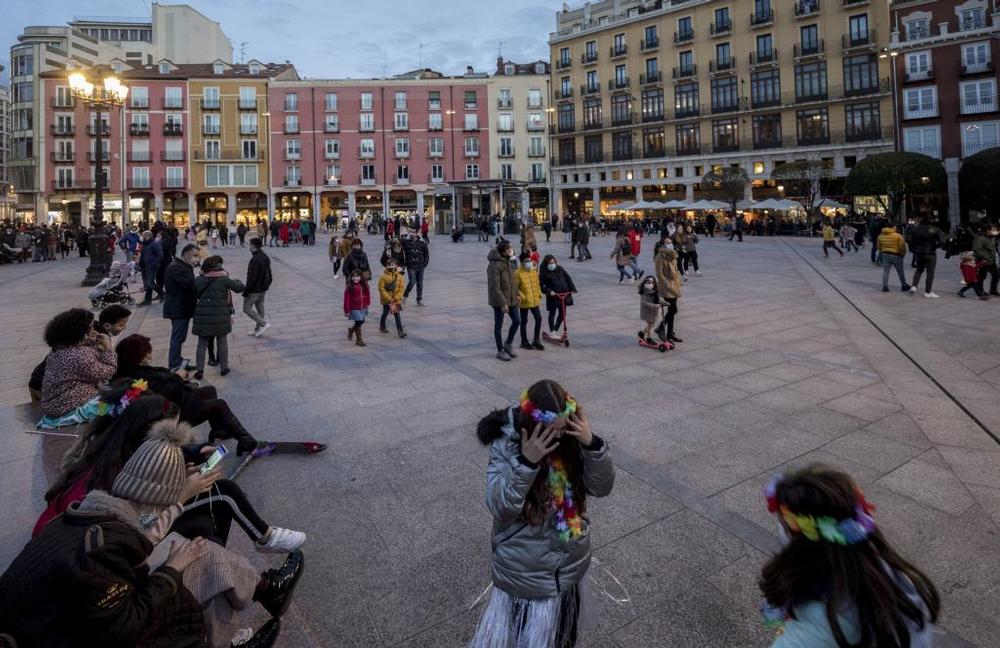 Aunque había mucho ambiente en la Plaza Mayor, pocos se disfrazaron en Burgos.  / PATRICIA