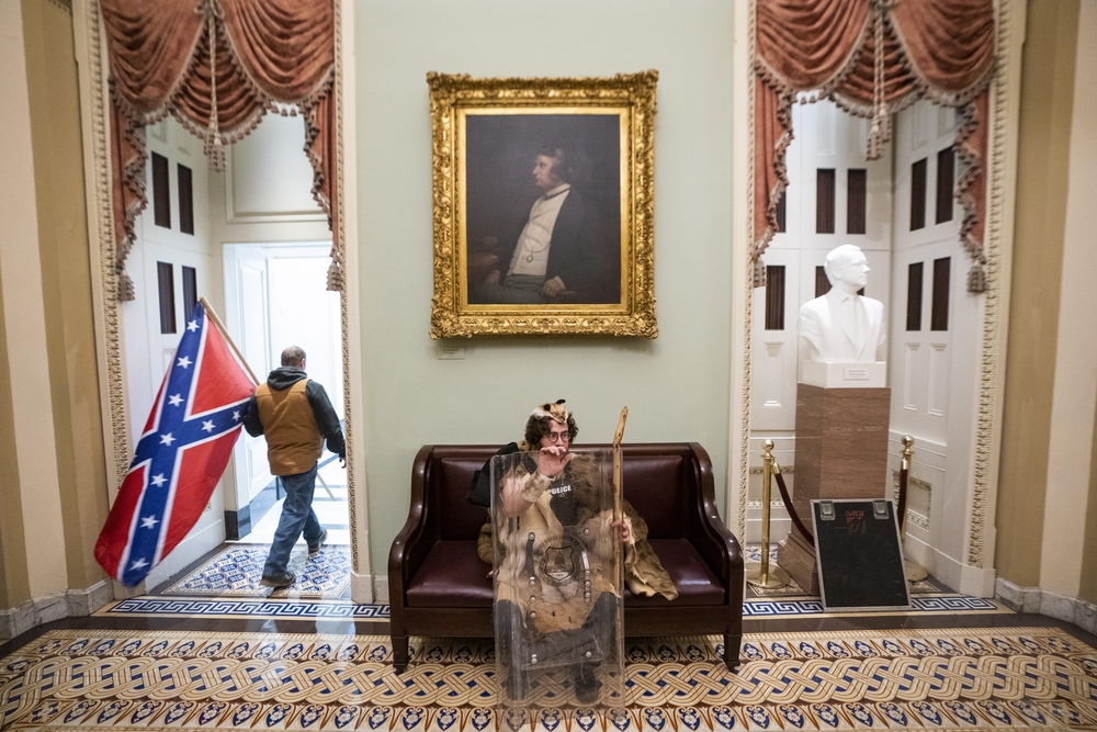 Protestors enter US Capitol  / JIM LO SCALZO