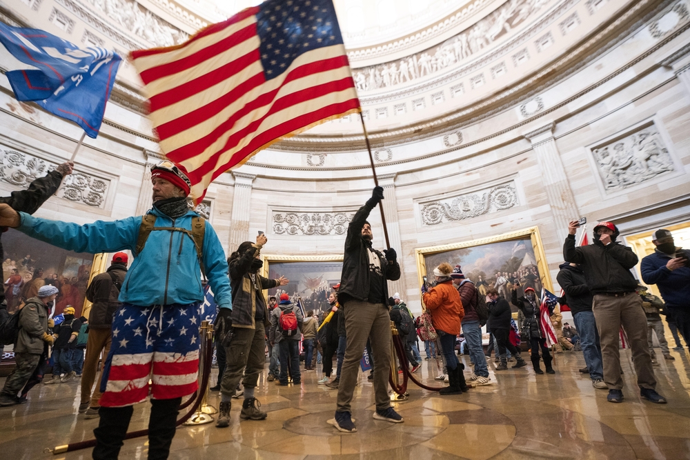 Protestors enter US Capitol  / JIM LO SCALZO