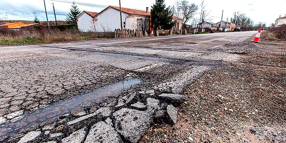 La entrada más cercana a Soria, que depende del Estado, se encuentra destrozada.