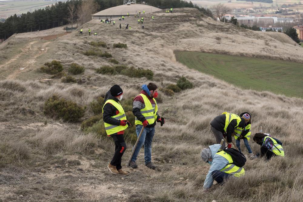 150 voluntarios se desplazaron a los depósitos de Aguas Cerro de Moja Barbas.  / PATRICIA GONZÁLEZ