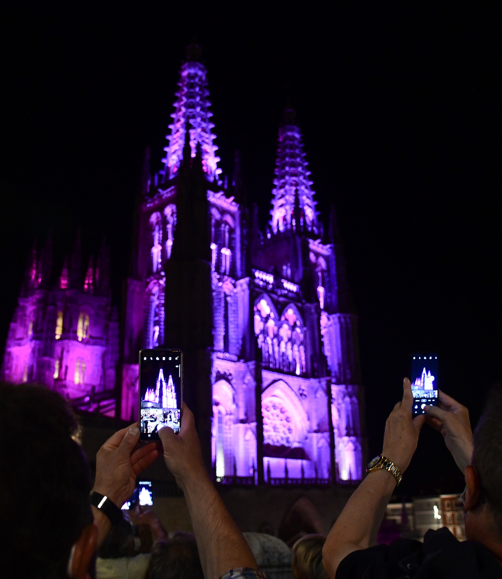 Iluminación especial de la catedral de Burgos y primera sesión de fuegos artificiales  / RICARDO ORDÓÑEZ (ICAL)