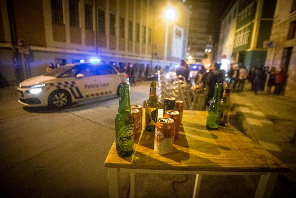 La Policía Local pasó el viernes por la noche por la calle Hortelanos, en las traseras del Mercado de Abastos.   / CHRISTIAN CASTRILLO