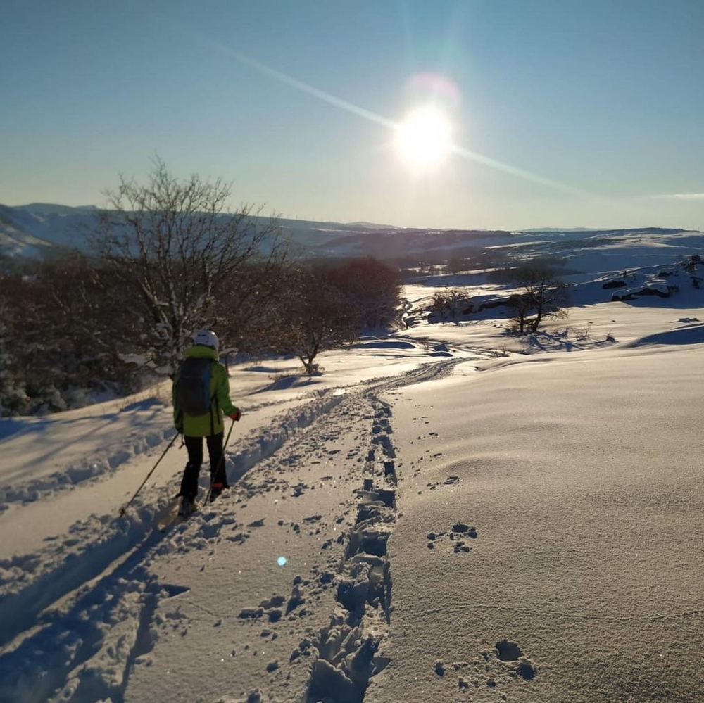 La marcha, con mucha nieve y luz.