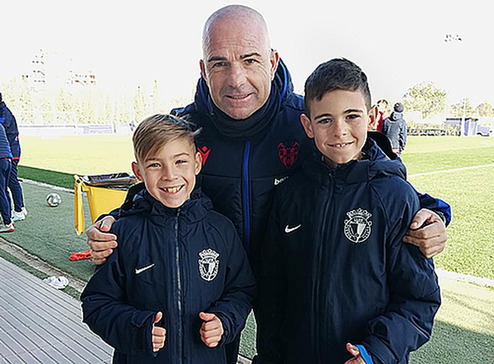 El técnico del Levante, Paco López, junto a Álex Arnau y un compañero.