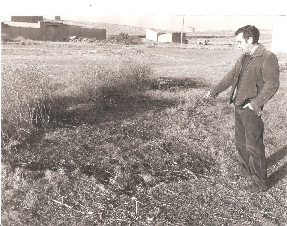 Luis Domínguez, señalando para el diario 'Pueblo' el lugar en el que aterrizó la nave.