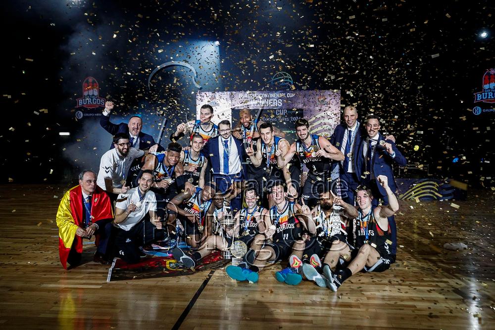 El San Pablo celebra la Copa Intercontinental sobre el parqué del pabellón Obras Sanitarias.   / LUIS LÓPEZ ARAICO