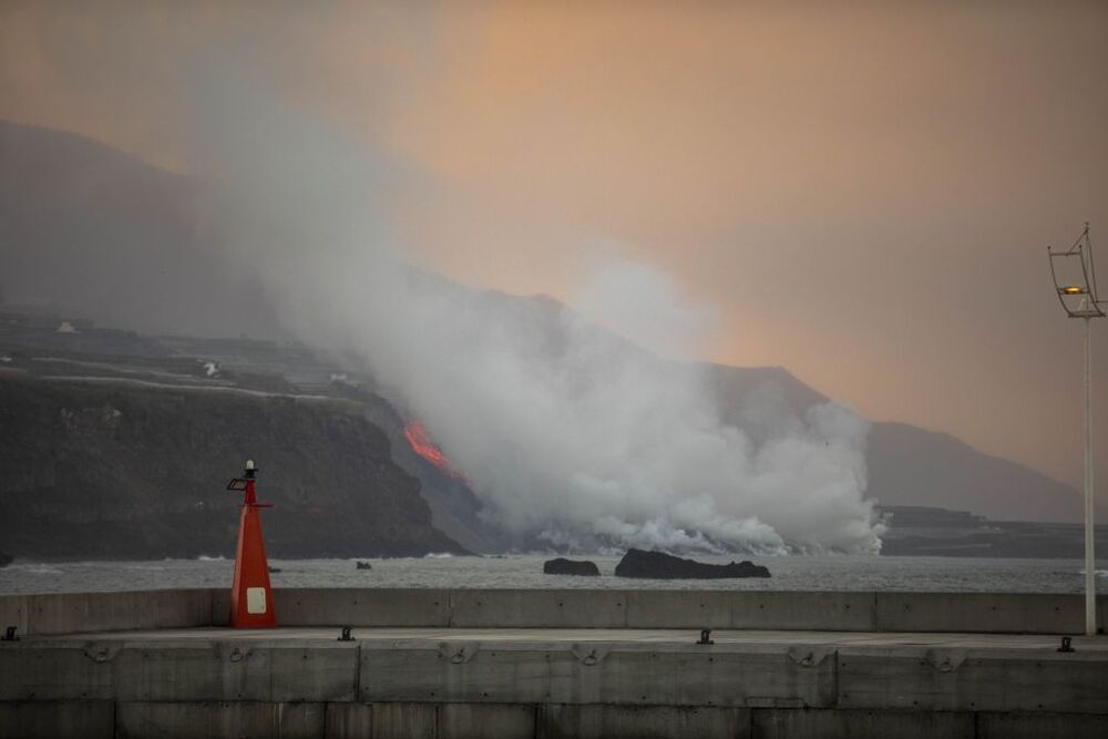 El volcán de La Palma comienza a formar un delta de lava tras su llegada al mar  / KIKE RINCÓN