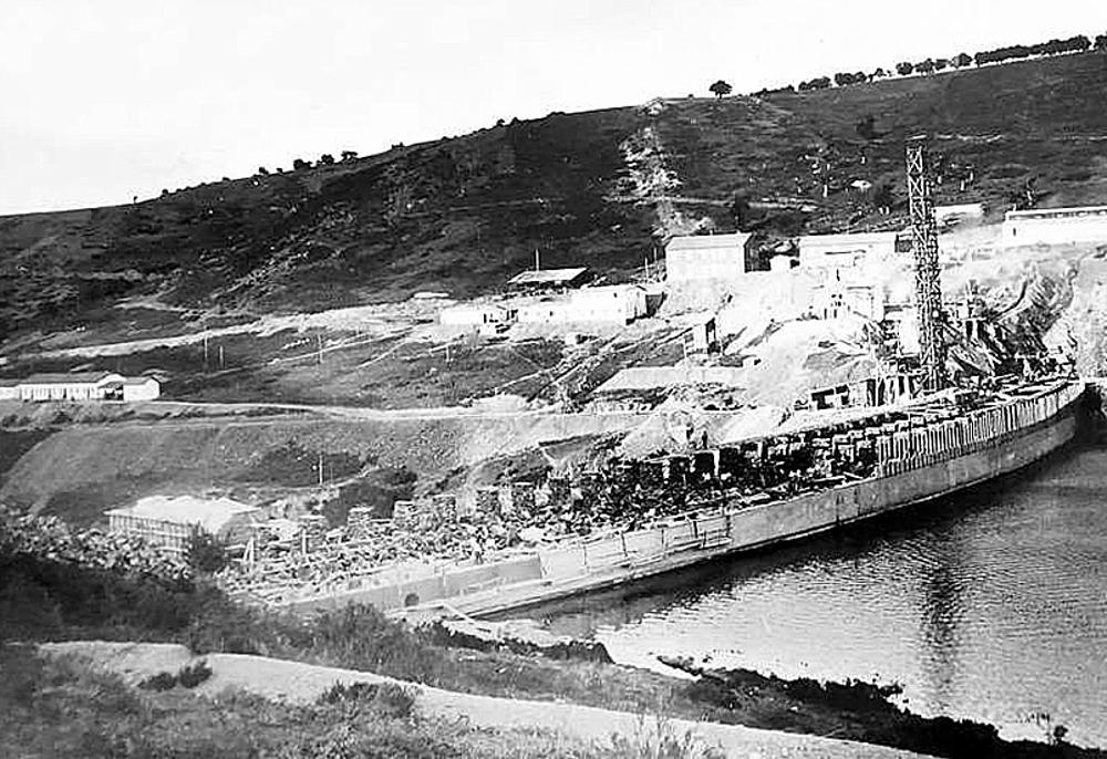 En 4 años se construyó la presa del Arlanzón. Aunque el embalse tuvo varios proyectos desde 1900, su construcción comenzó en 1929. La infraestructura se puso en servicio para abastecimiento, riego y aprovechamiento hidroeléctrico.  / 1932