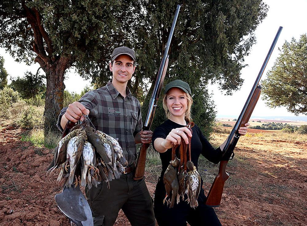 Alba con su novio, Desiderio Castillo, en la caza del zorzal. 