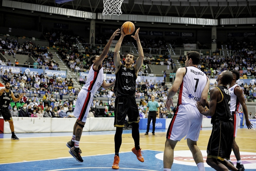 Kravic, en la pintura, rodeado de jugadores del Besiktas.  / VALDIVIELSO