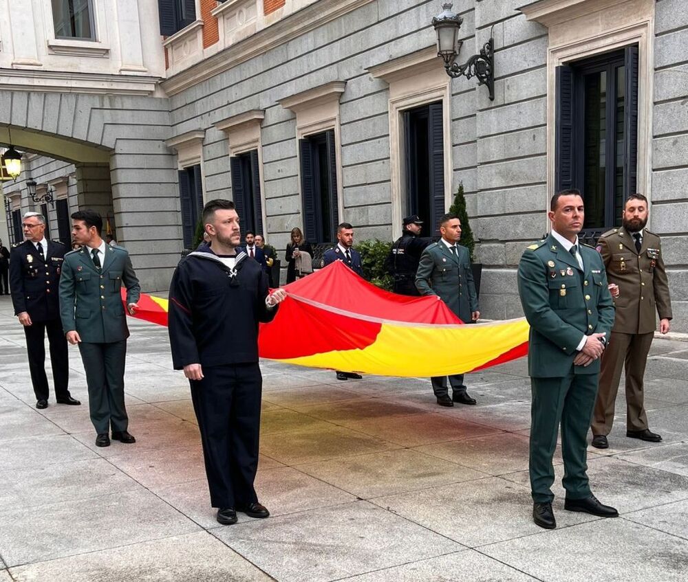 Izado de la bandera nacional ante el Congreso en el Día de la Constitución de 2022.  / TWITTER @VOX_CONGRESO