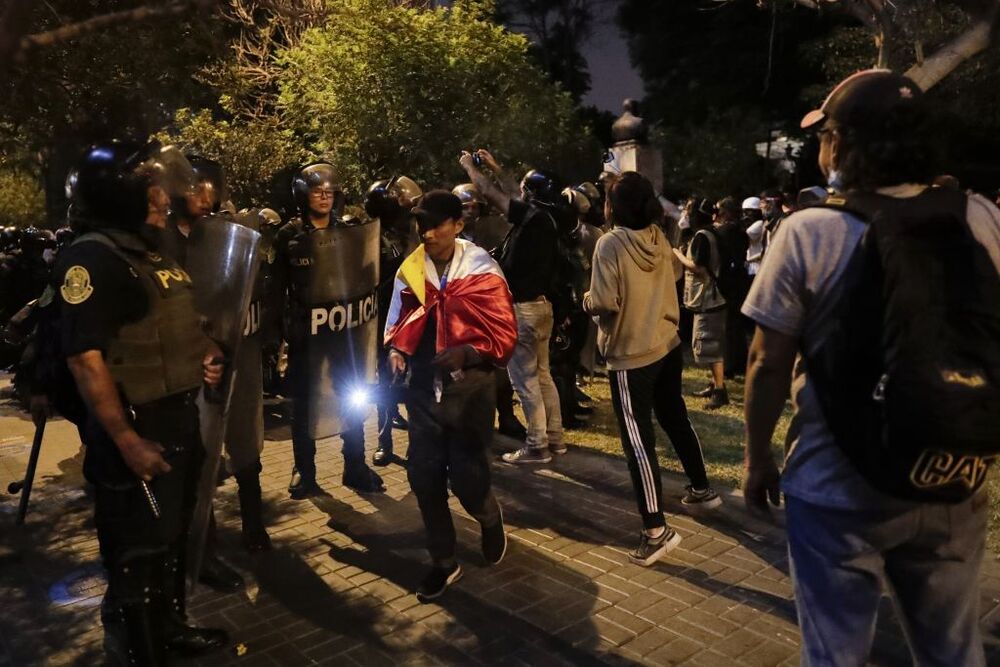 Continúan manifestaciones en todo Perú en primer día de estado de emergencia  / BIENVENIDO VELASCO