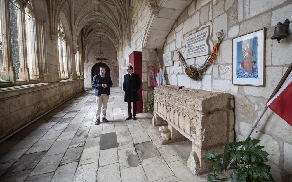 La visita se inicia en el claustro ante el sepulcro de la Princesa Kristina.