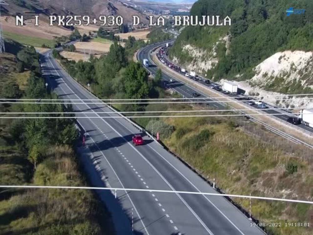 Atasco en La Brújula, en sentido Miranda de Ebro. 