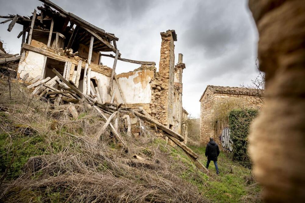 Los vecinos de Bárcena de Bureba se vieron obligados a dejar el pueblo principalmente porque no disponían de suministro de luz y agua.  / VALDIVIELSO