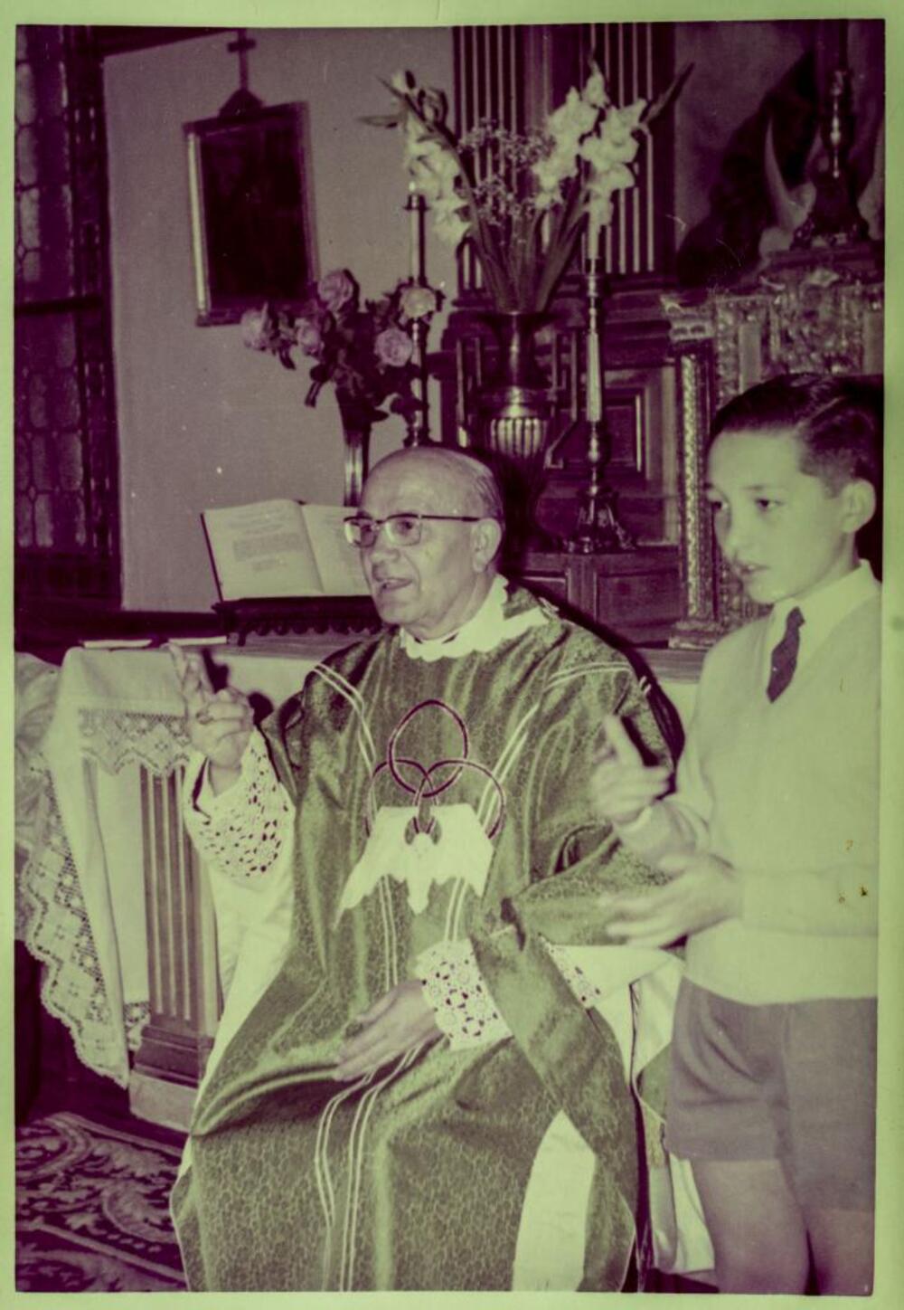 Arlanzón, con 9 años, trasladando a lengua de signos las palabras del arzobispo.