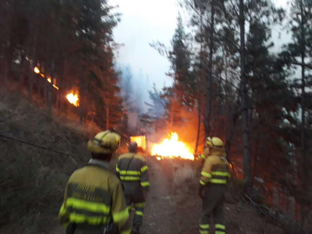 Evacúan Bortedo y Antuñano por el fuego y activan a la UME