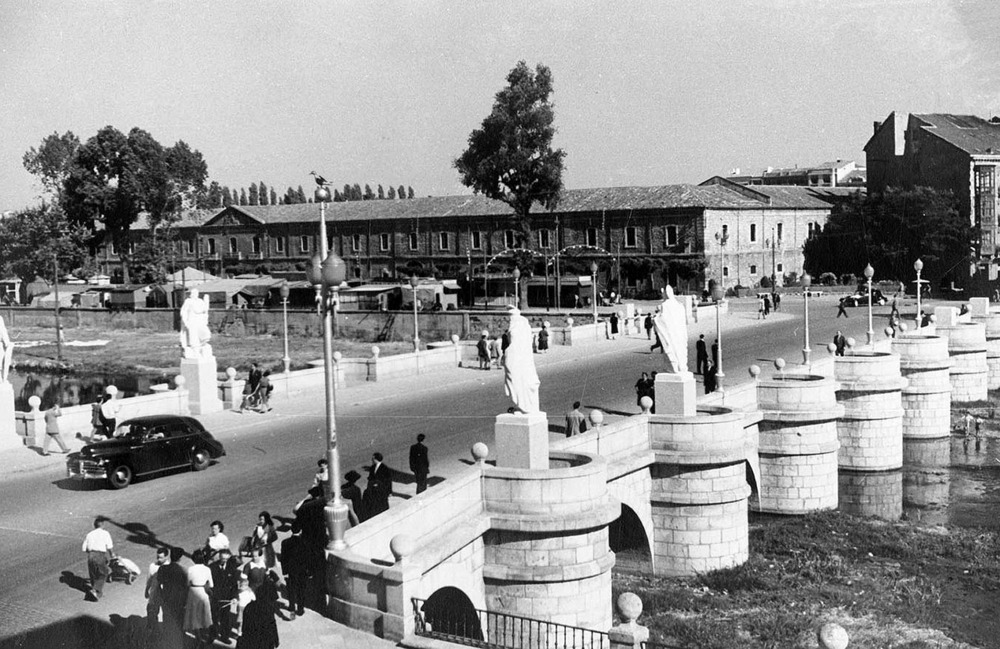 En paralelo al cuartel de Caballería, entre el puente de San Pablo y el de Gasset.   / ARCHIVO MUNICIPAL DE BURGOS