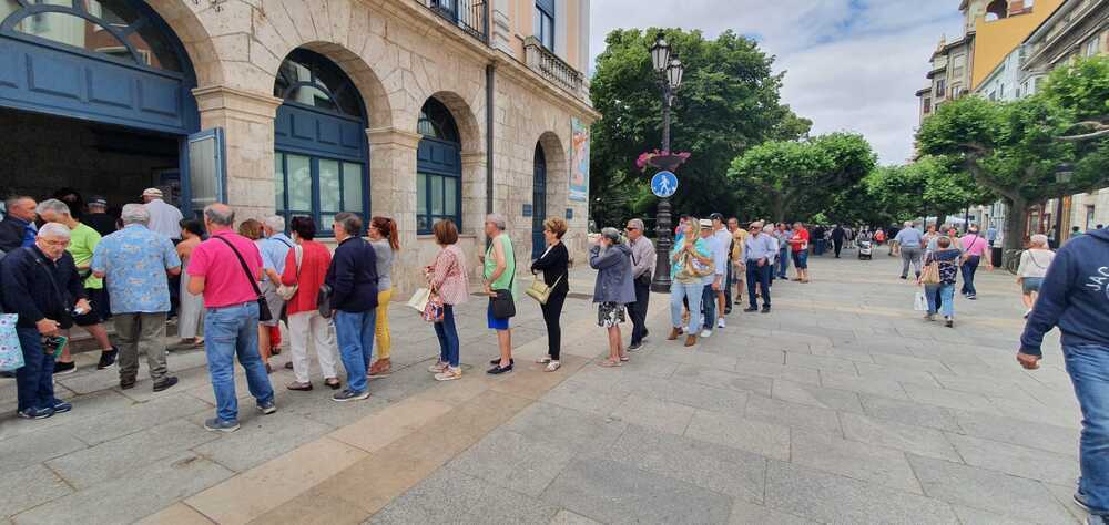 Decenas de burgaleses aguardaban este mediodía a las puertas del Teatro Principal para conseguir su pañuelo y su programa en papel. 