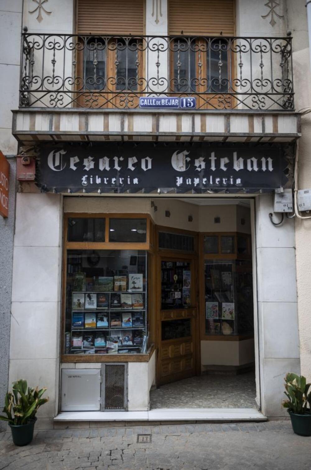 Librería Cesáreo Esteban. Calle Béjar, 15.  / LUIS LÓPEZ ARAICO