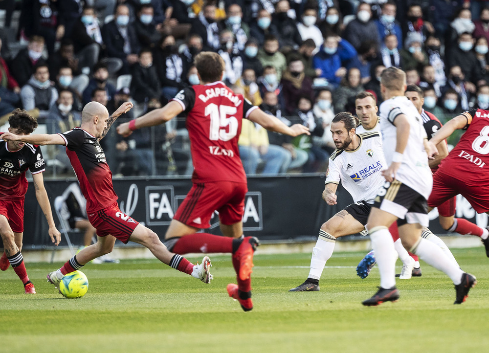 Mumo consigue pasar el balón entre las piernas de Oriol durante el partido de ida en El Plantío.