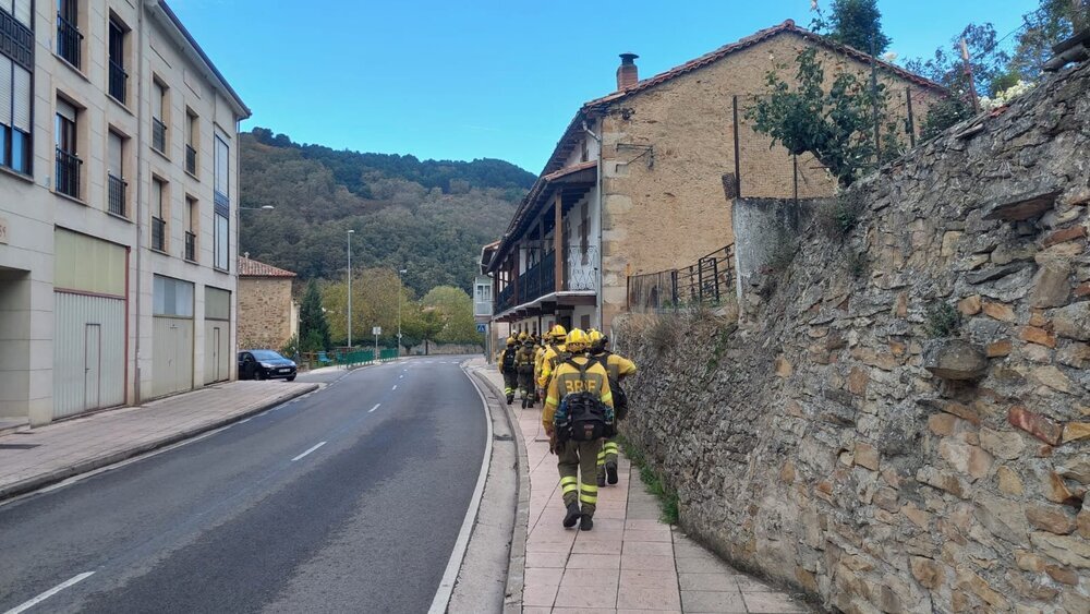 Bomberos forestales de las BRIF de camino al incendio por tercer día consecutivo 