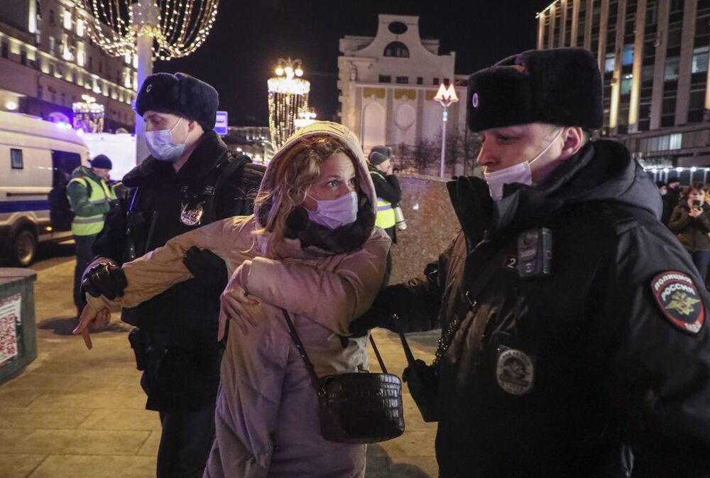 Russian policemen detain protestors during rally against entry of Russian troops into Ukraine  / MAXIM SHIPENKOV