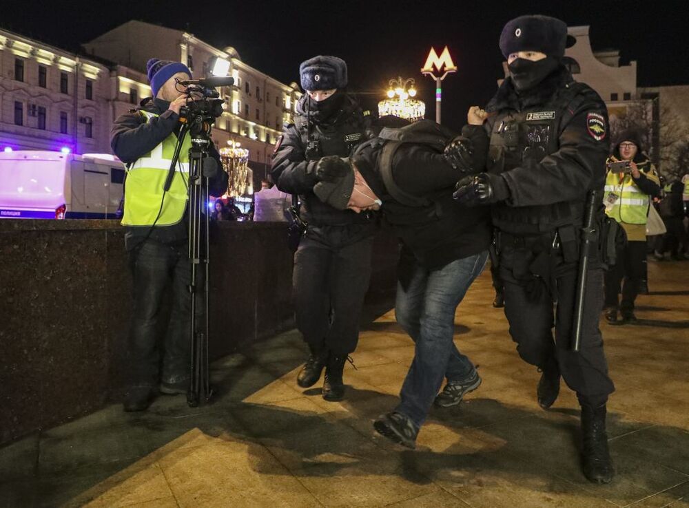 Russian policemen detain protestors during rally against entry of Russian troops into Ukraine  / MAXIM SHIPENKOV