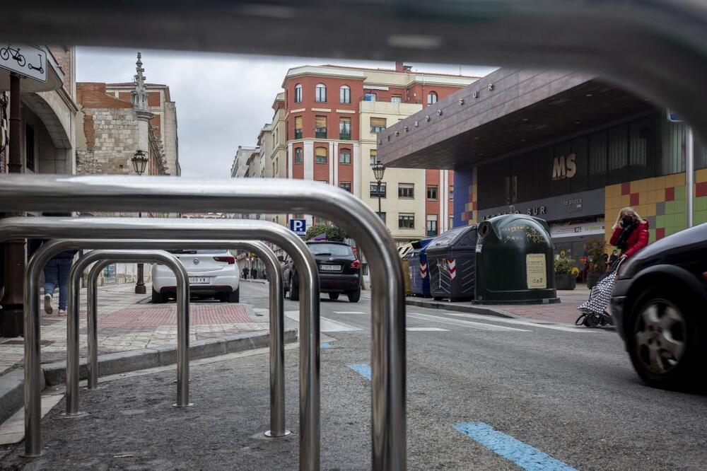 Aparcamiento de bicis en calle Miranda: una buena alternativa para evitar riesgos.  / PATRICIA